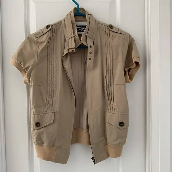 Short Sleeve Jacket. - Picture 6 of 15